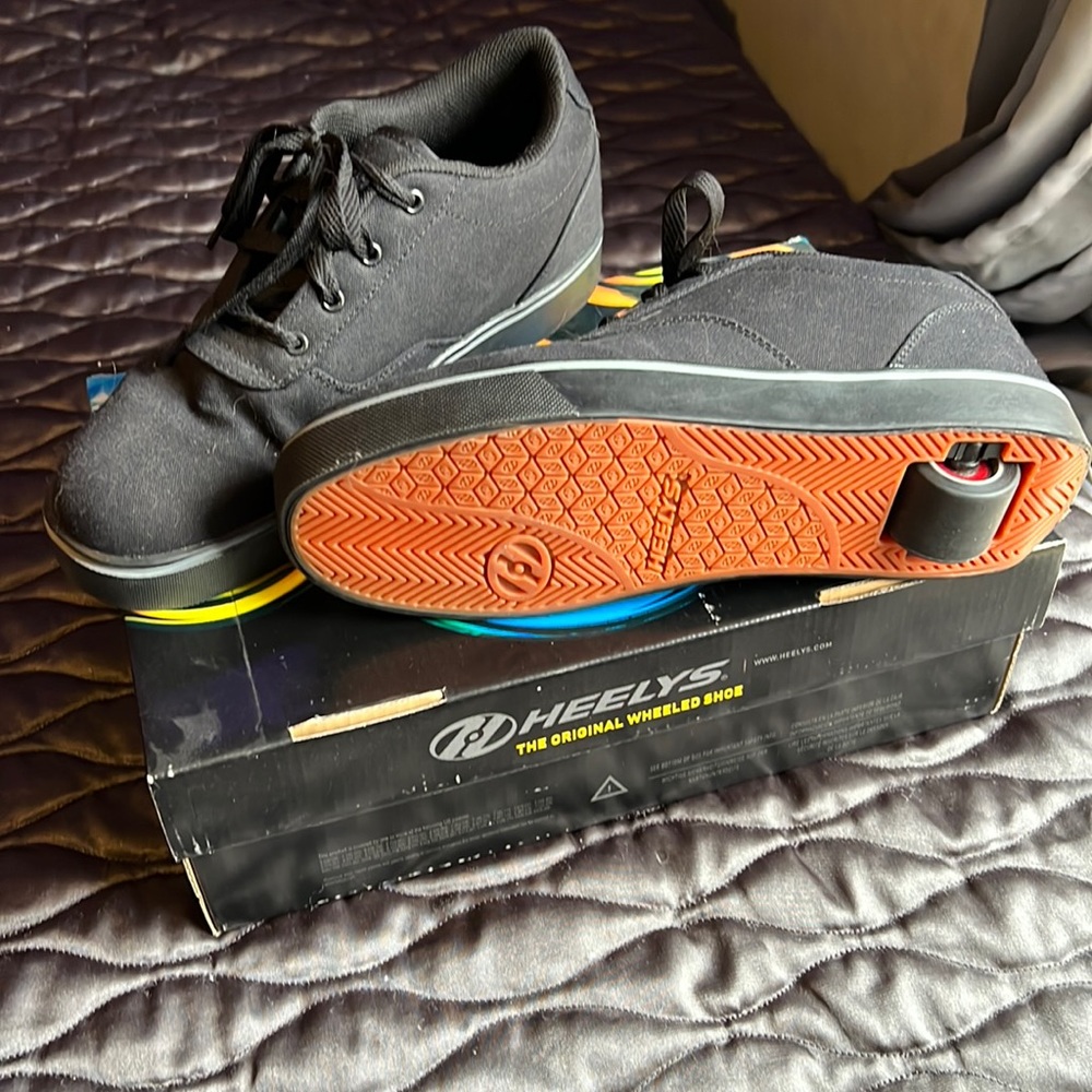 Heelys wheeled shoes black